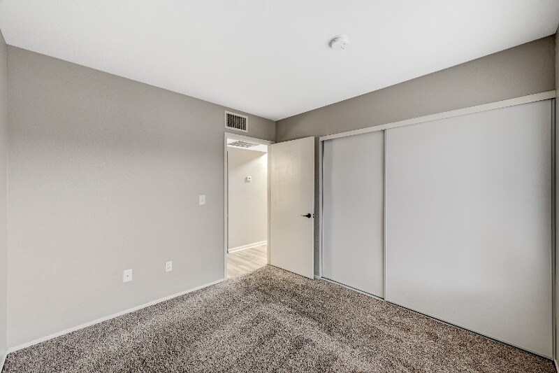 Building Photo - 8070 W Russell Rd