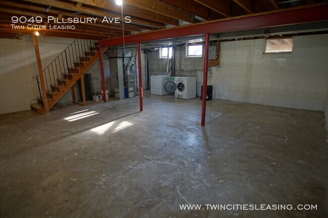 Building Photo - 3 Bedrooms Top Level w/ Full Bath - 2 Car ...