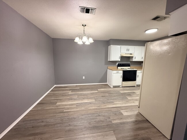 Building Photo - 105 S Oklahoma St