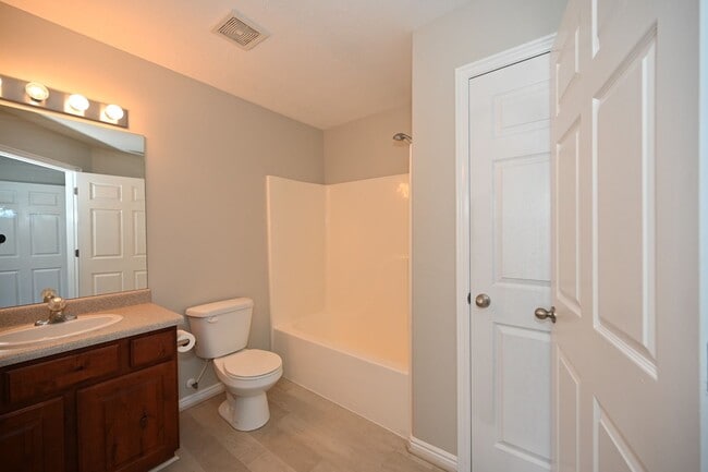 Building Photo - Beautiful 3 Bedroom Condo in Amazing Locat...