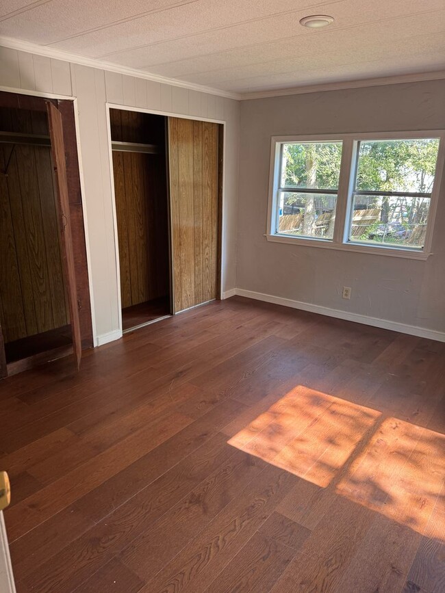 Building Photo - 328 NE Roselawn Ave