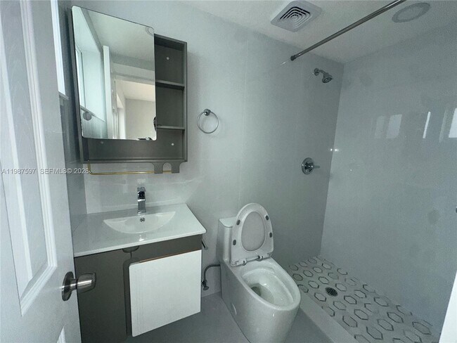 Building Photo - 8125 Hawthorne Ave