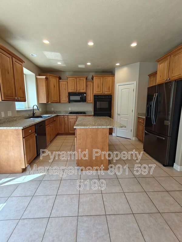 Building Photo - 2896 E Lookout Dr