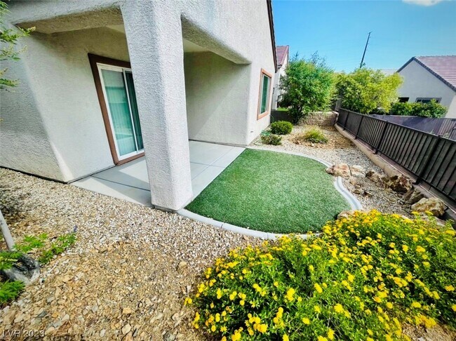 Building Photo - 2583 Darda St
