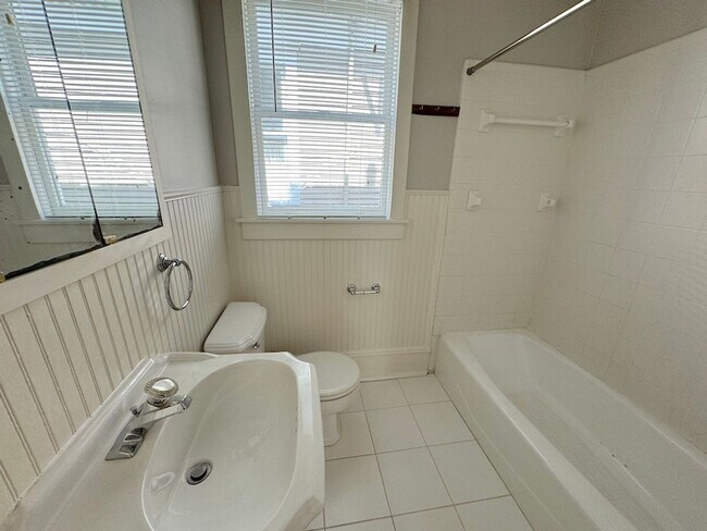 Building Photo - 3 BED | 2 BATH | PRIVATE UPSTAIRS BALCONY | STARLAND