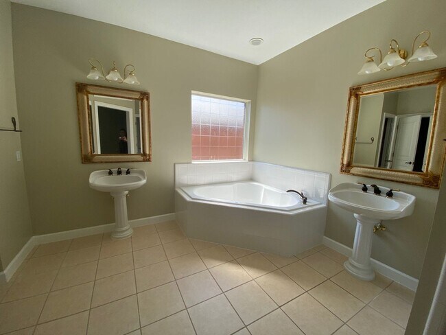 Building Photo - Spacious 3Bed/2Ba Brick Home in Established Neighborhood w/Easy Access to Everything! *SPECIAL: 1...