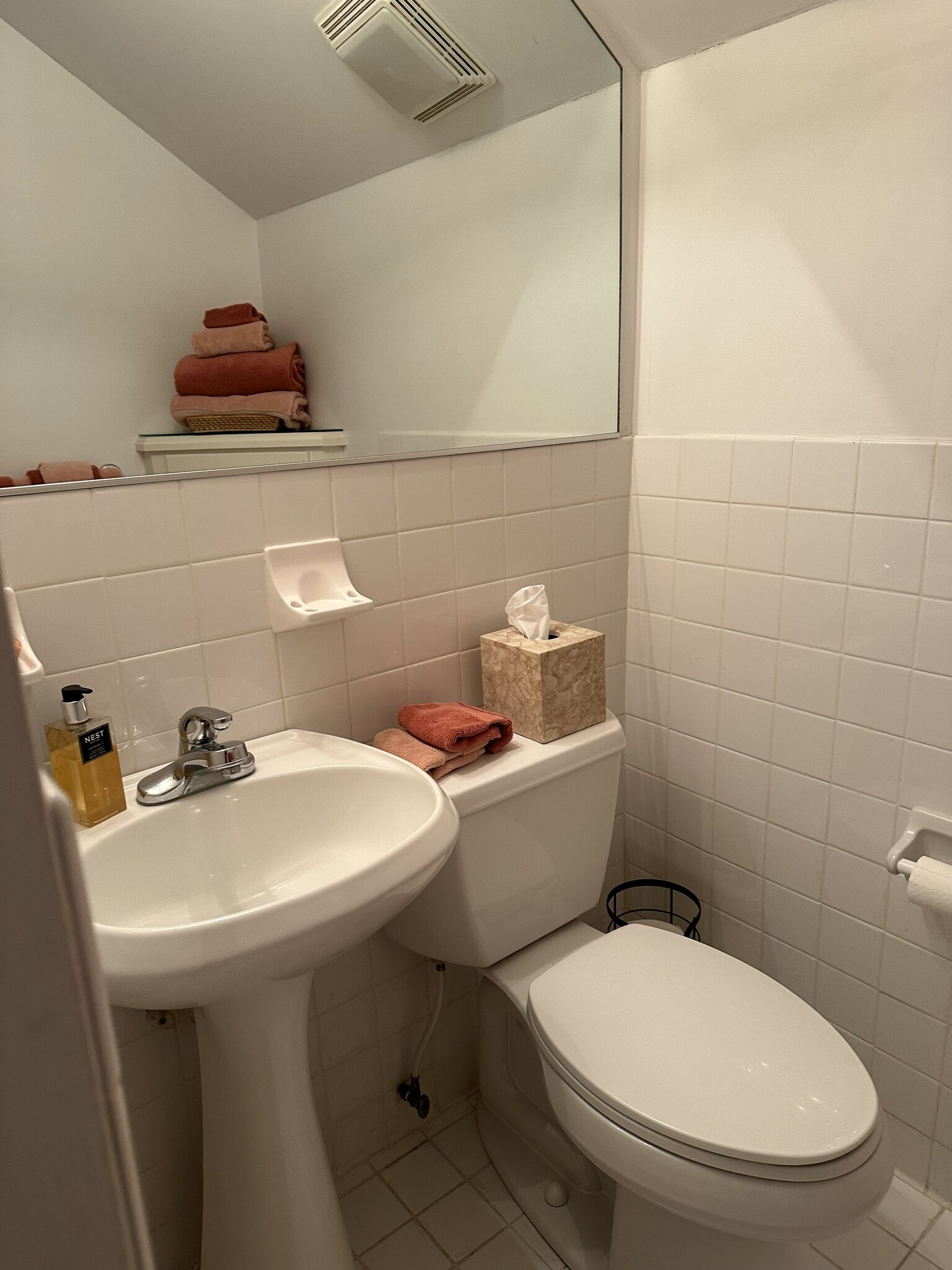 Guest Bath 2 - 927 blue crab way