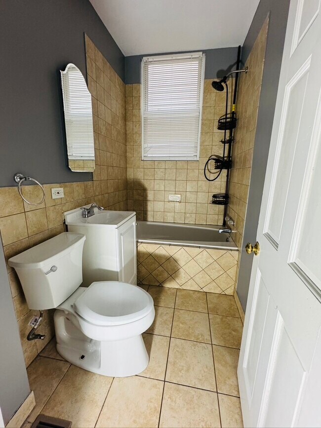 Building Photo - 2123 N Mango Ave