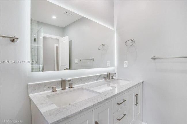 Building Photo - 907 SW 15th Terrace