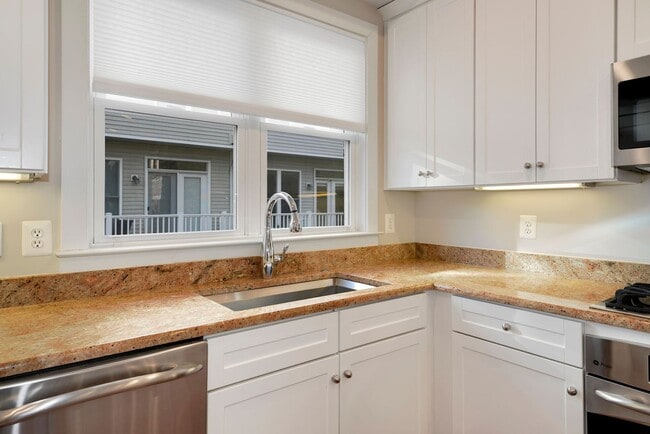 Building Photo - Charming 3 bedroom 3.5 Bathroom Row Home