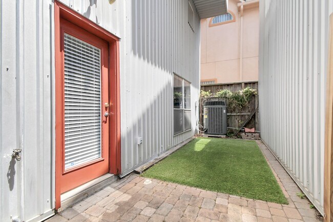 Building Photo - 1806 Drew St