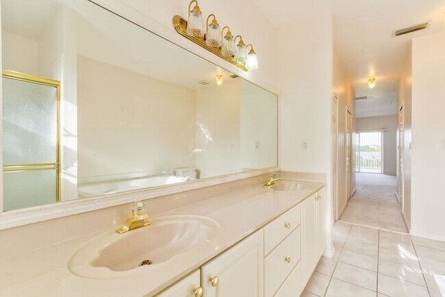 Building Photo - Beautiful Lake front home in West Kissimmee