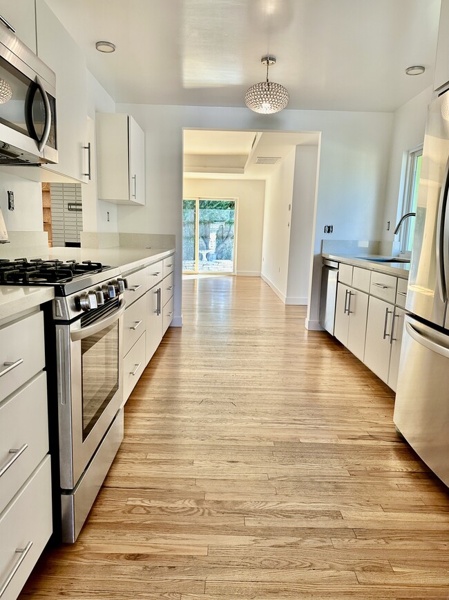 Building Photo - 3102 E Vanowen Ave