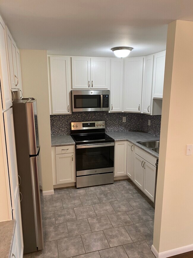 Building Photo - 7681 Brams Hill Dr