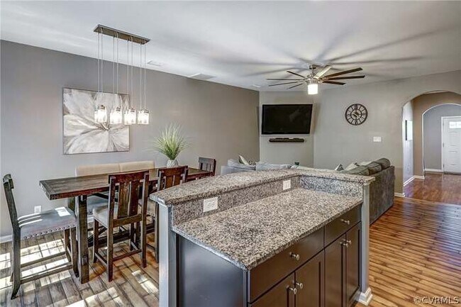 Building Photo - 441 Creekwillow Dr