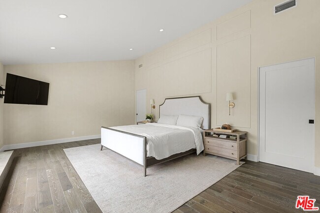 Building Photo - 1739 San Ysidro Dr