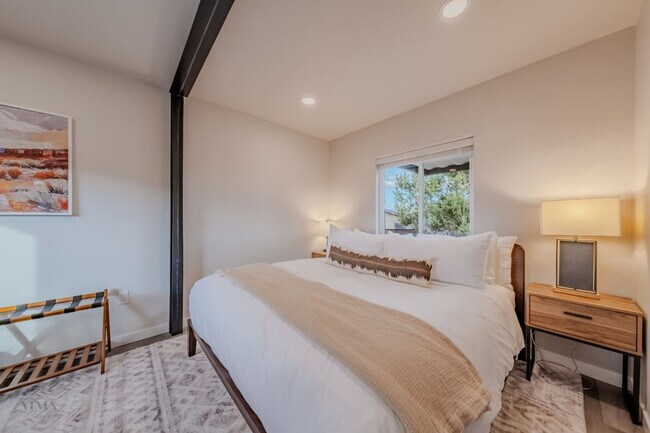 Building Photo - 736 W Rider Dr