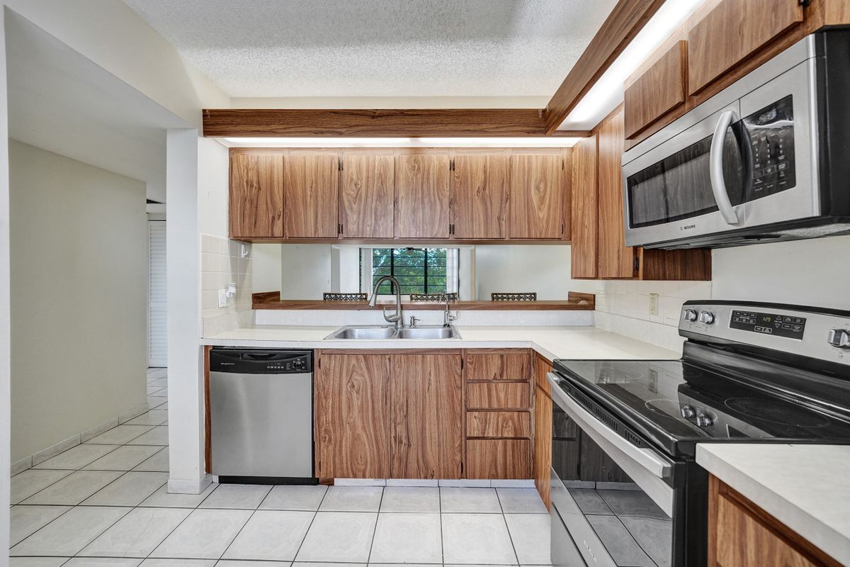 Building Photo - 1502 Whitehall Dr