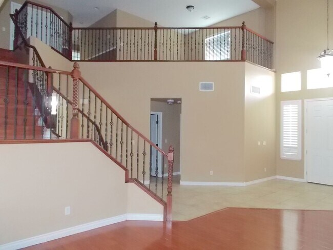 Building Photo - Beautiful 4BR Home with Pool, Loft, and 3-...