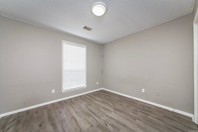 Building Photo - 216 Chantilly Cir