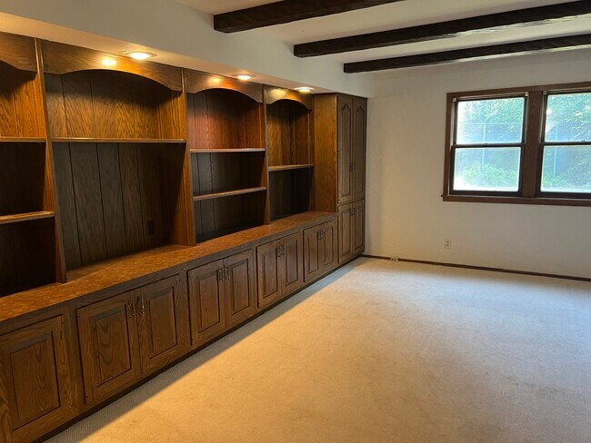 Building Photo - 15220 Marilyn Dr