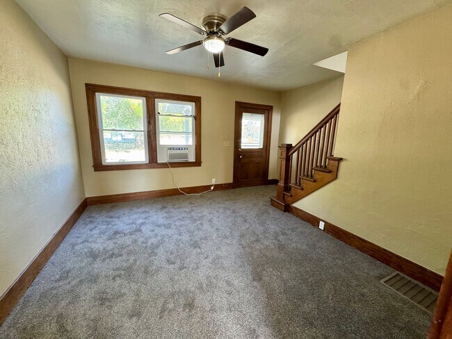 Building Photo - Updated 2BR Townhome Across from Stephens Park