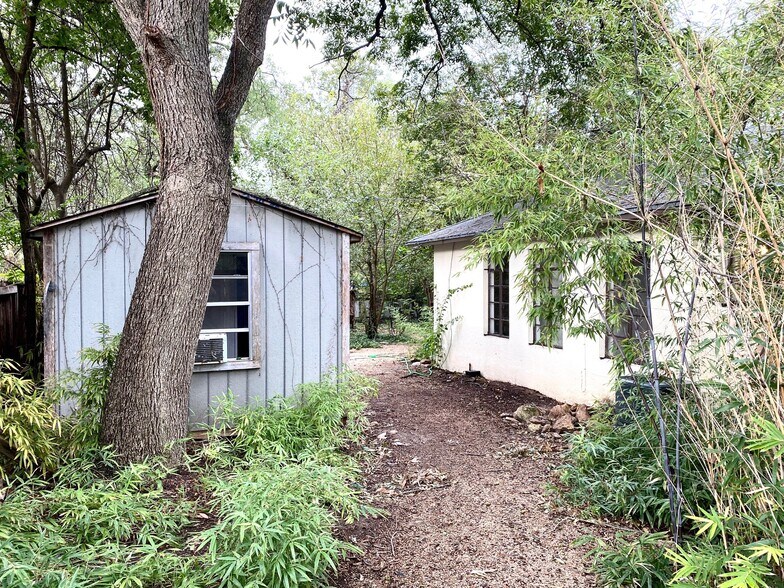 Building Photo - 1211 Bentwood Rd
