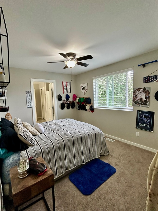 Building Photo - Beautiful Remodeled Home Kent!