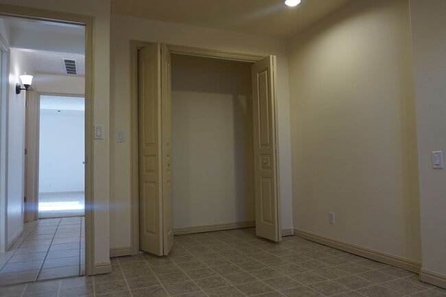 Building Photo - Beautiful Pleasant Grove 6 Bedroom With Mo...