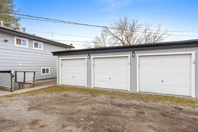 Building Photo - Trendy 2B/1B Unit C I Near Gonzaga/WSU/EWU & 5 Hospitals I Pet Friendly
