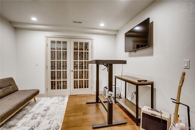 Building Photo - Gorgeous Townhouse in Breathtaking Solterr...