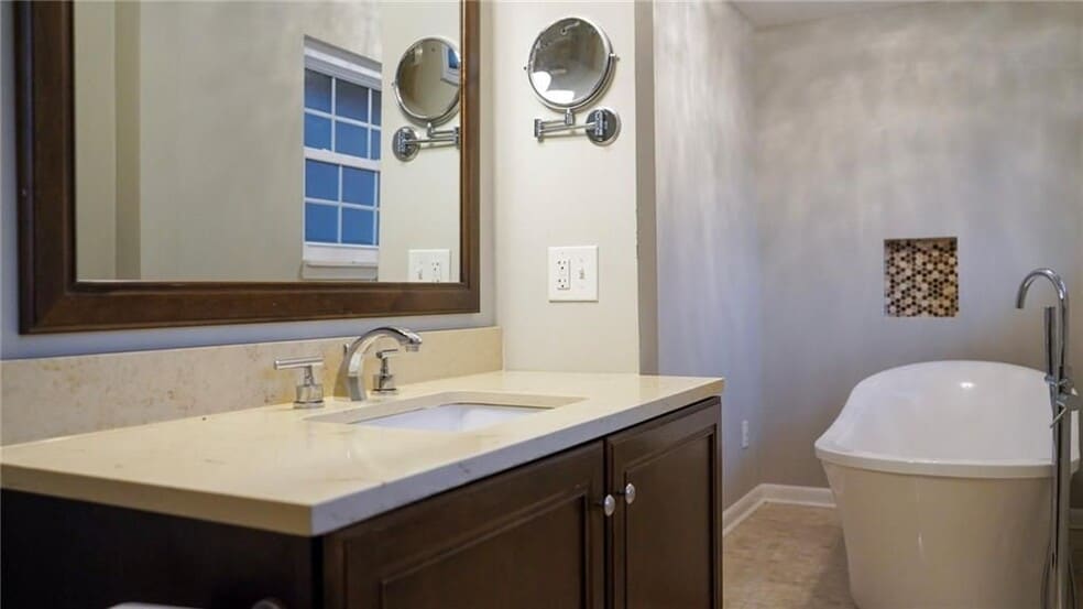 Building Photo - 2007 Candace Ln SE