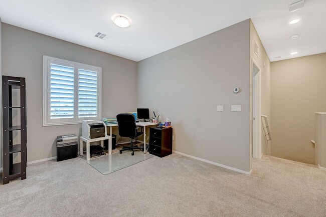 Building Photo - Modern 3 Bedroom Townhouse near Blue Diamond