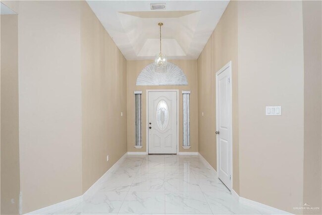 Building Photo - 25 Oriole Ave