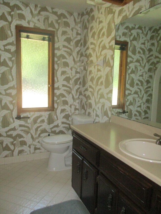 Building Photo - ( Oakcrest) 3/ 2 spacious home