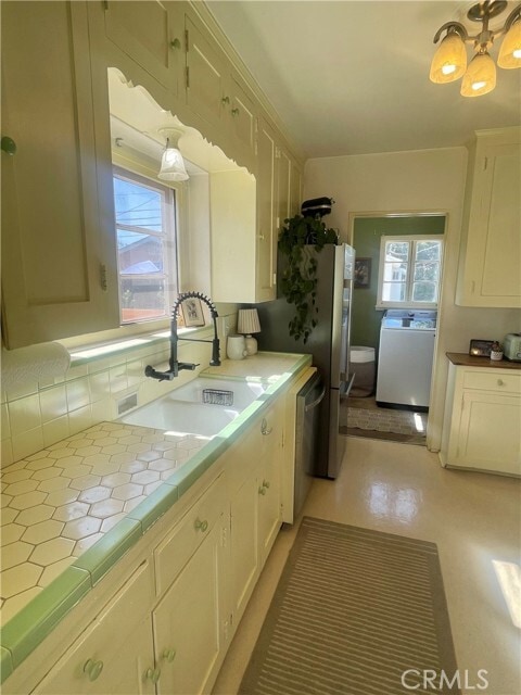 Building Photo - 4586 Sunnyside Dr