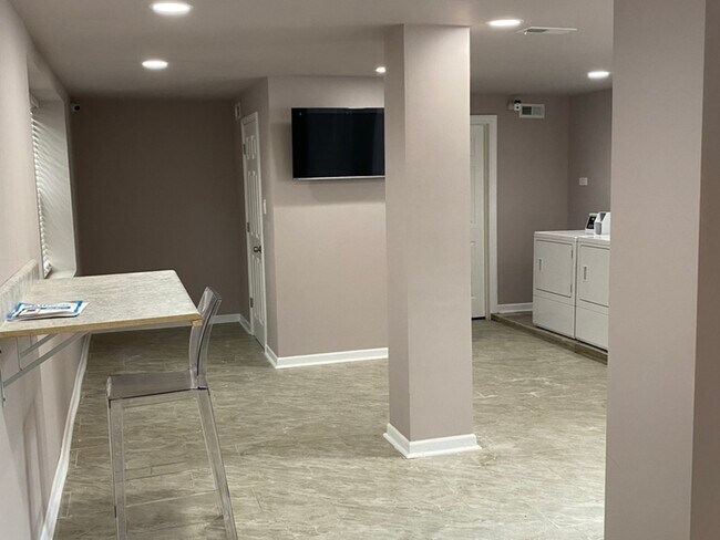 Building Photo - 4213 W 13th St