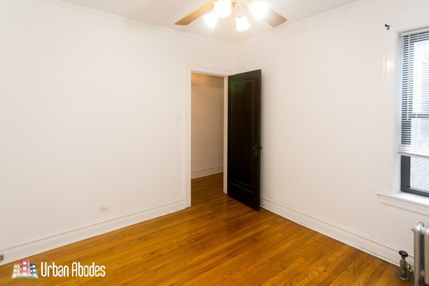 Building Photo - 1913 W Larchmont Ave