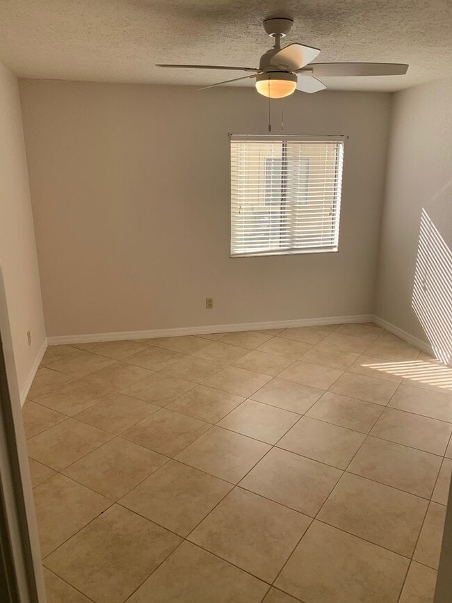 Building Photo - Available 5/10 -  Annual Condo Rental in South Naples