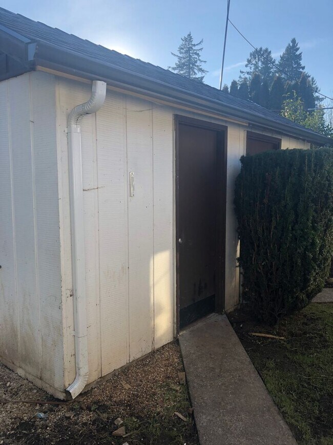 Building Photo - Surrounded by Nature, Close to Town!