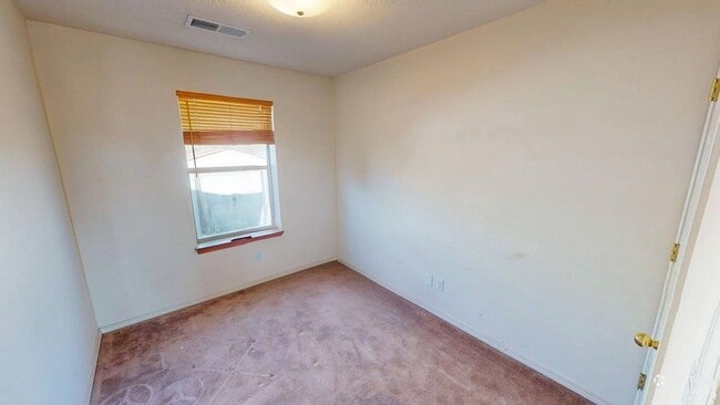 Building Photo - Centrally located 3 bed 3 bath home.