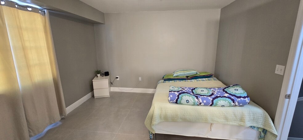 Building Photo - 2945 NE 185th St