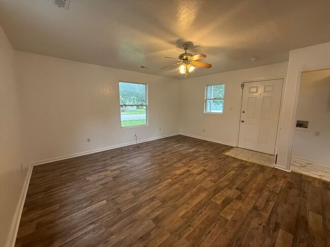 Building Photo - Beautiful 4 bedroom 2 bath house available now