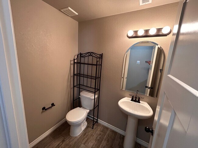 Building Photo - 3 Bed 3 bath house in The Glen At Widefield!