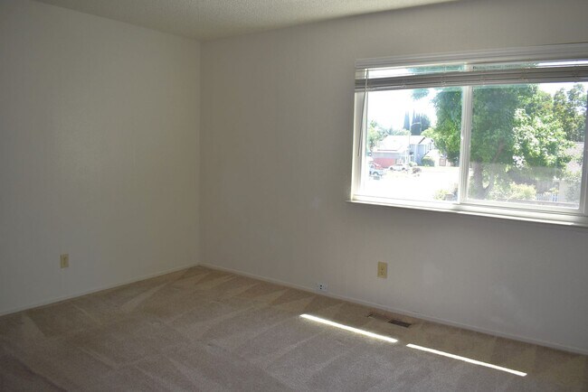 Building Photo - Woodstock Green Townhome unit with a commu...