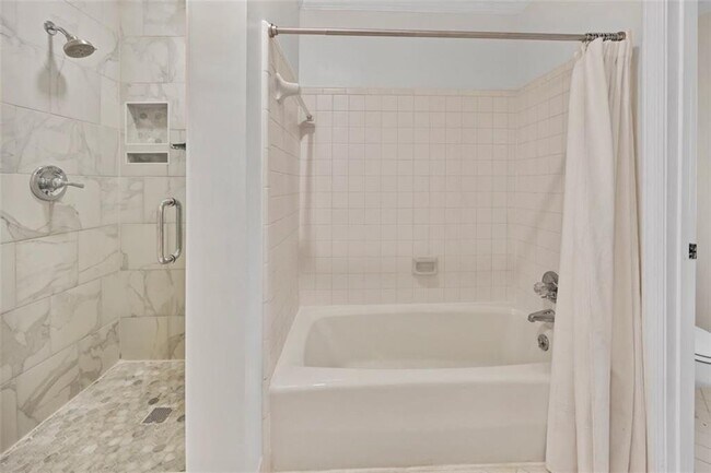 Building Photo - 11 Paces W Dr NW