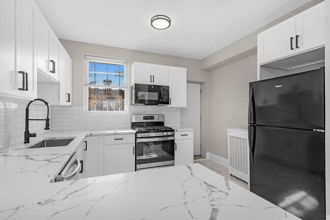 Building Photo - Charming 3-Bedroom with High Ceilings & Modern Updates