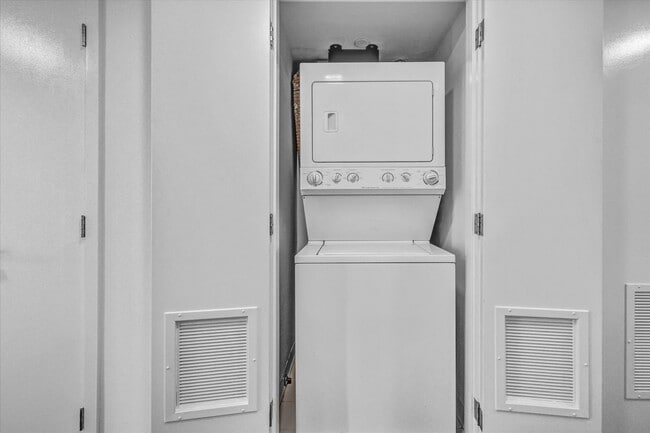 Building Photo - Luxury Elevated Living 1 Bed 1.5 Bath Condo at Skyline OC
