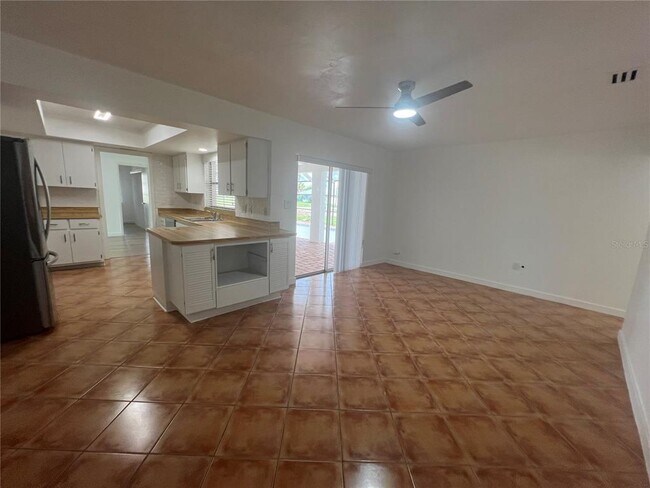 Building Photo - 21371 Knollwood Ave