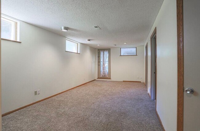 Building Photo - Beautiful 4 Bedroom Home Near Blackstone!